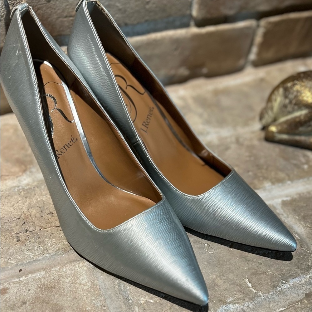 NWOB j.Renee 3.5 heels in a 10.5m. Vintage but a classy shoe.